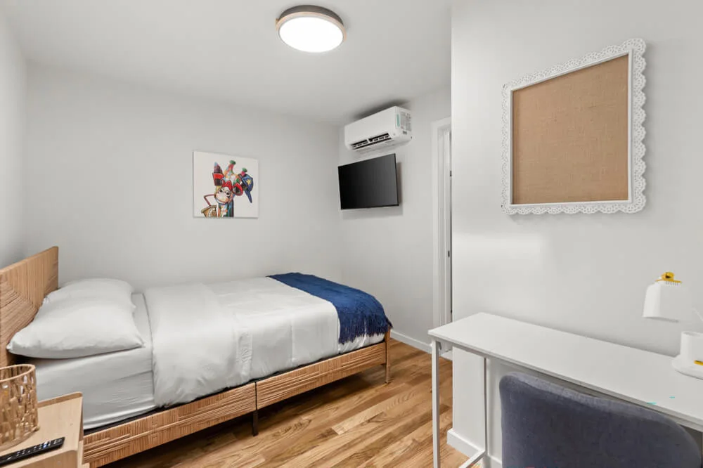 Bushwick Apt #2, Private Room, Ensuite Bath, Near Train - Bedroom 1