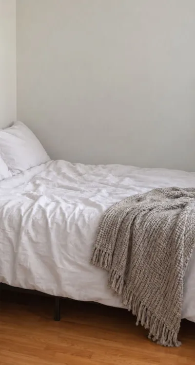 2BR Sunnyside Apt near 7 train 40th/46th Station