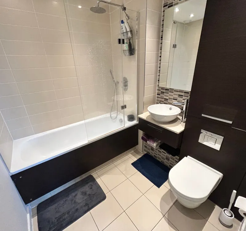 Modern 1-Bed Flat in Stratosphere Tower, Stratford