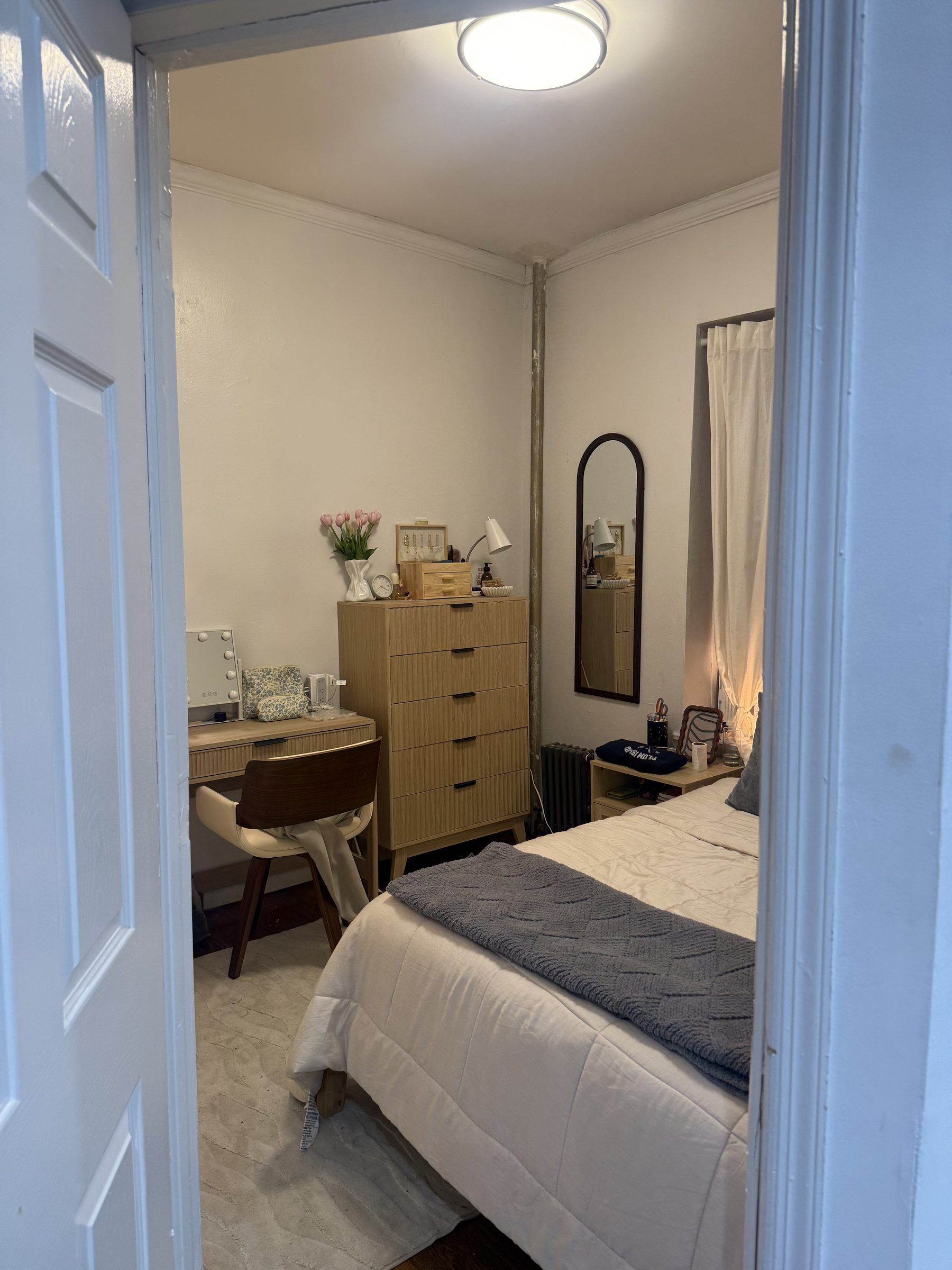 Private room in a large furnished 3-bedroom New York apartment - Evelyn