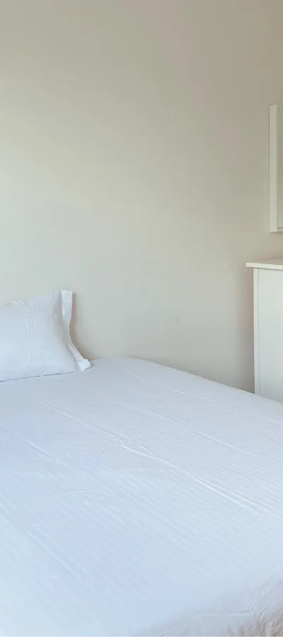 Room w/ bath in 2BR/2BA. 4min walk > Woodside (7)