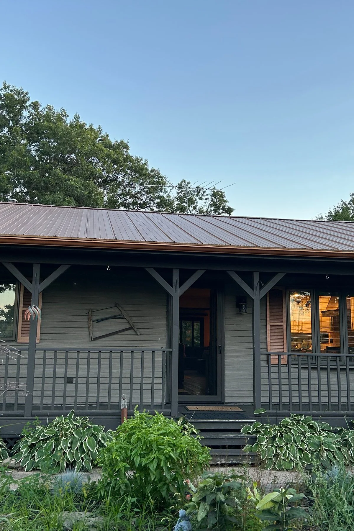 Spacious country home close to town