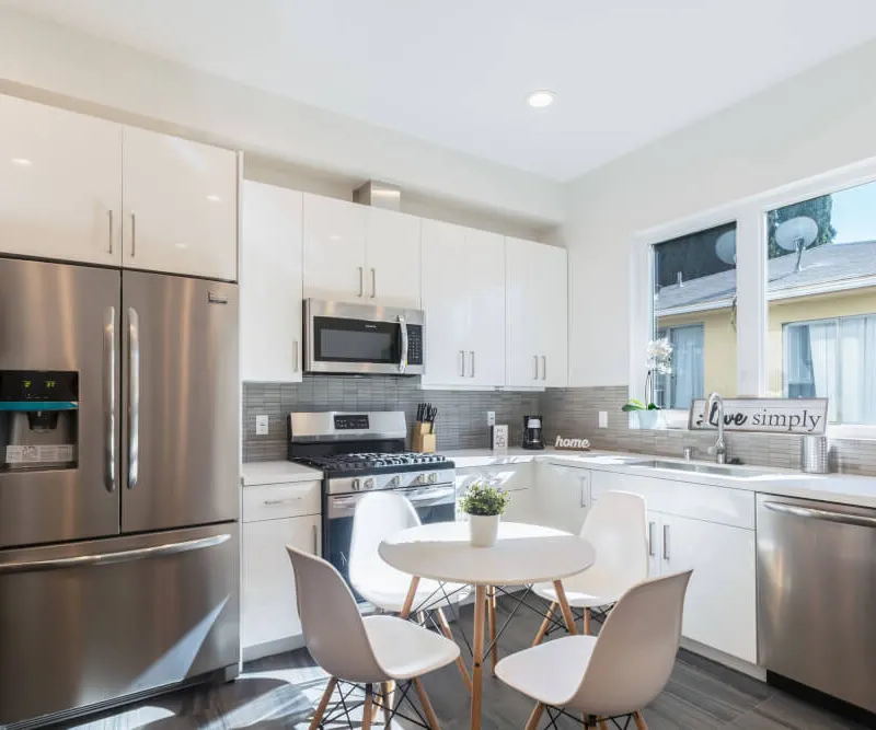 Stylish Shared Home in the Heart of Hollywood – Fully Furnished Rooms - Bedroom 1