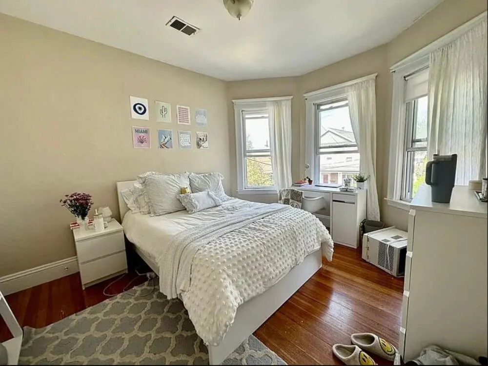 Cozy furnished private room in a Somerville house near transit