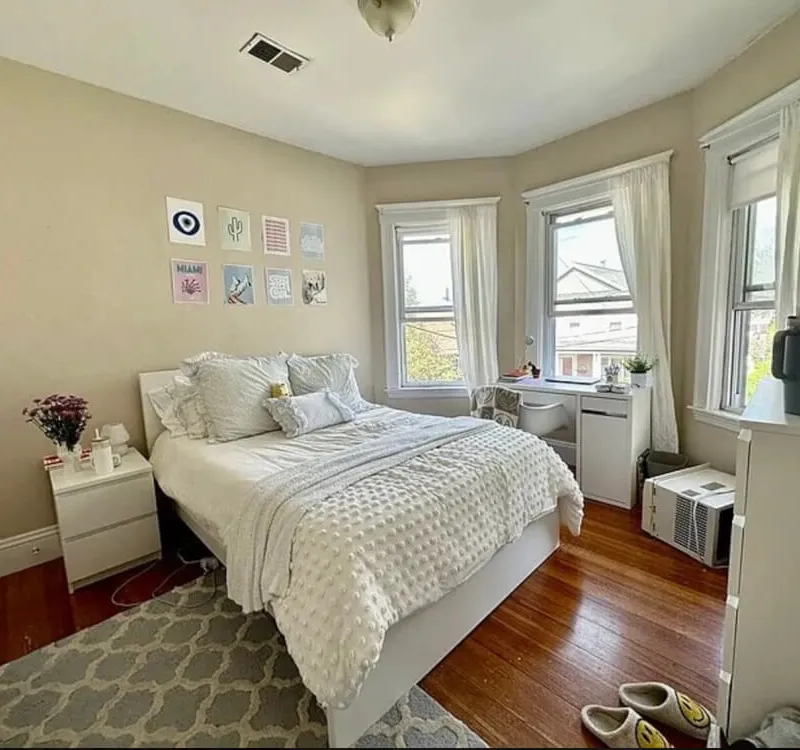 Cozy furnished private room in a Somerville house near transit