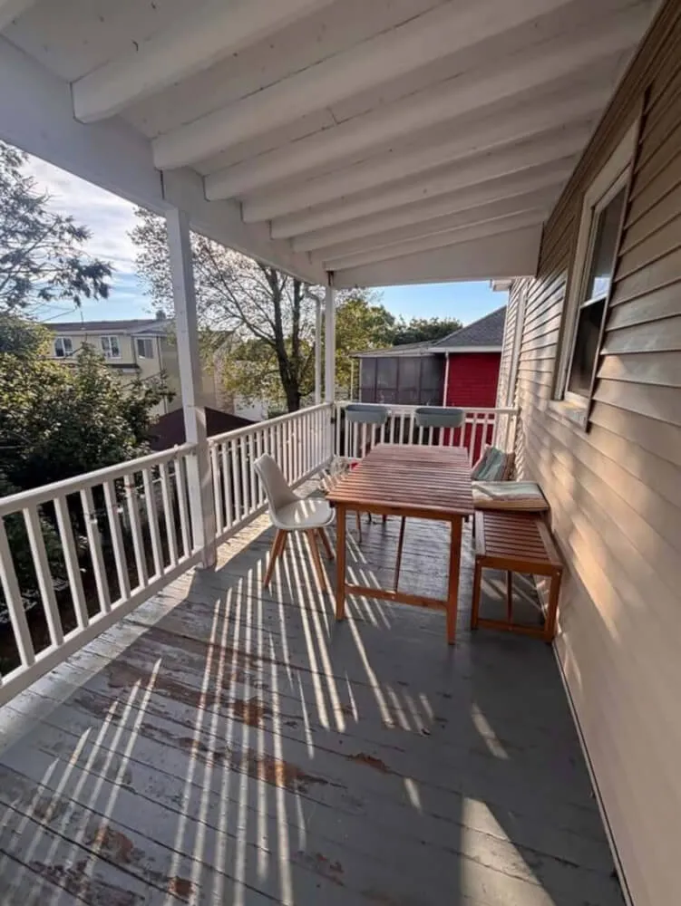 Cozy furnished private room in a Somerville house near transit
