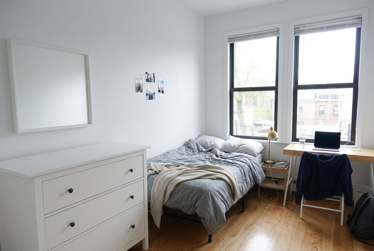 Cozy room in the heart if Queens.