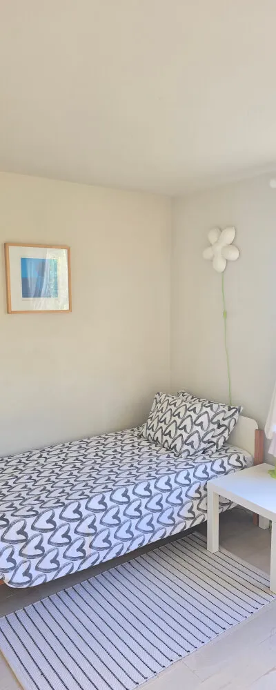 Cozy, quiet room for rent with good natural light and a comfortable layout—ideal for studying and relaxing. Clean, well-kept shared spaces in a friendly, peaceful home.