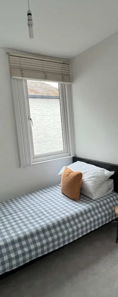 Sunlit Single Room in Queens Park House