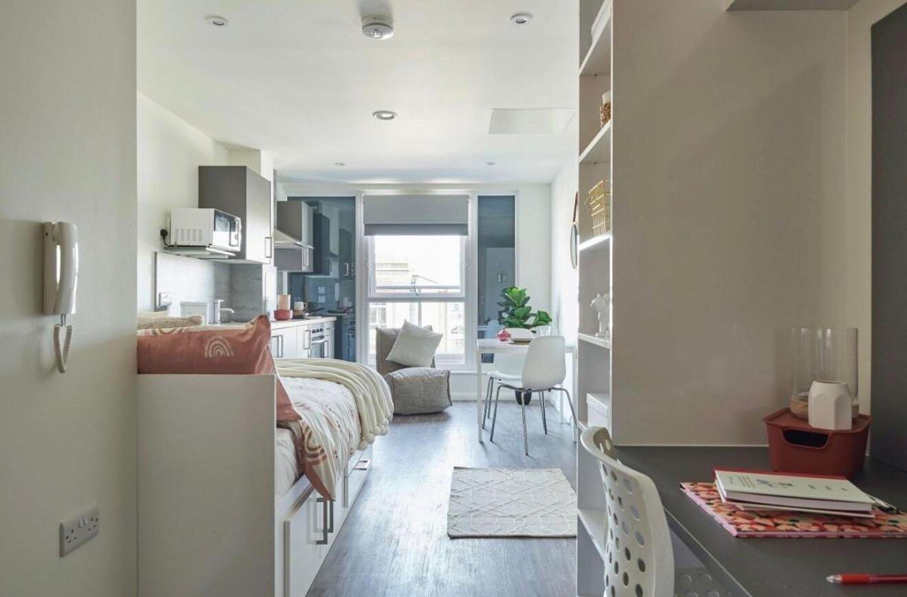 Bright Studio Apartment at The Bank Southampton with Floor-to-Ceiling Windows