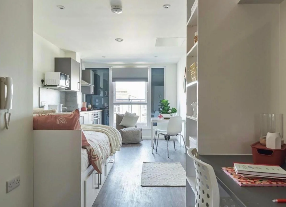 Bright Studio Apartment at The Bank Southampton with Floor-to-Ceiling Windows