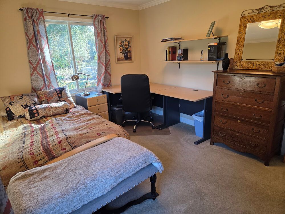 Modern, comfortable Los Altos room tailored for intern housing needs