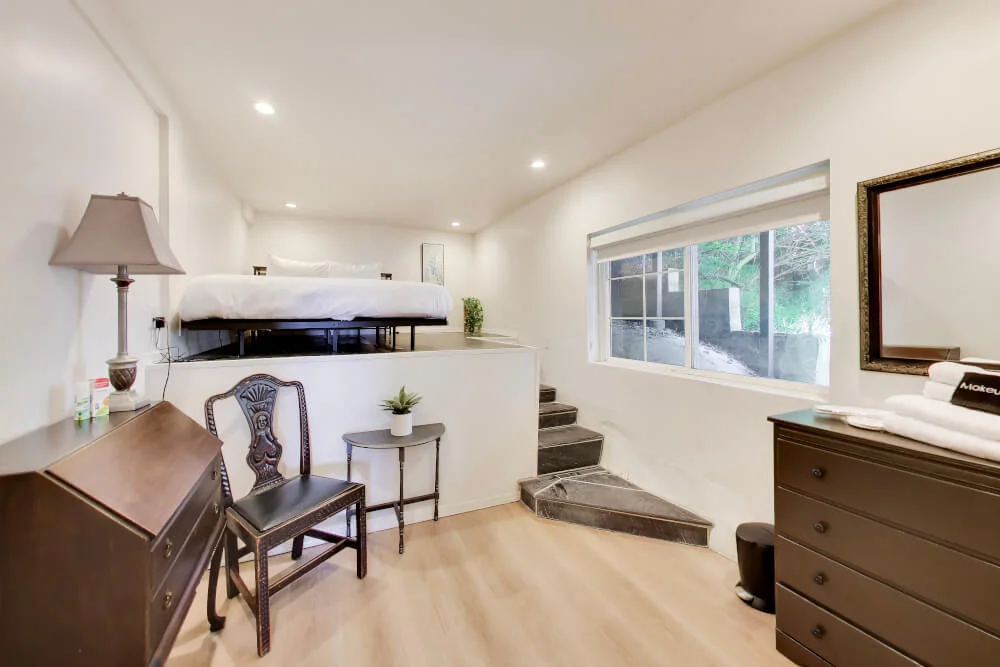 3br Castle on the Hill w/VIEWS in Silver Terrace - Bedroom 3