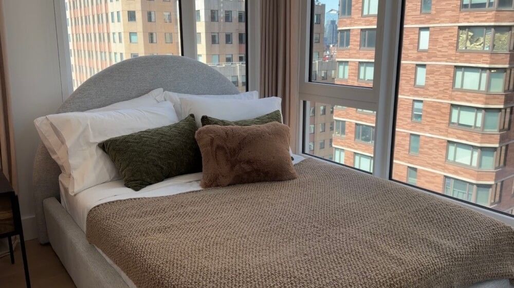 Modern Private Bedroom in 2B2B at Starline Tower (Midtown Manhattan) | Female Only | Roommate Columbia Student | No Broker Fee | Free Amenities & Utilities | Lease thru Aug 31, 2027