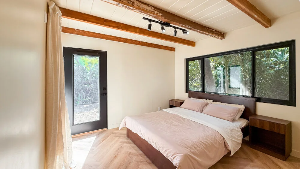 Cozy Hillside Home by Highland Park - Women Only - Bedroom 1