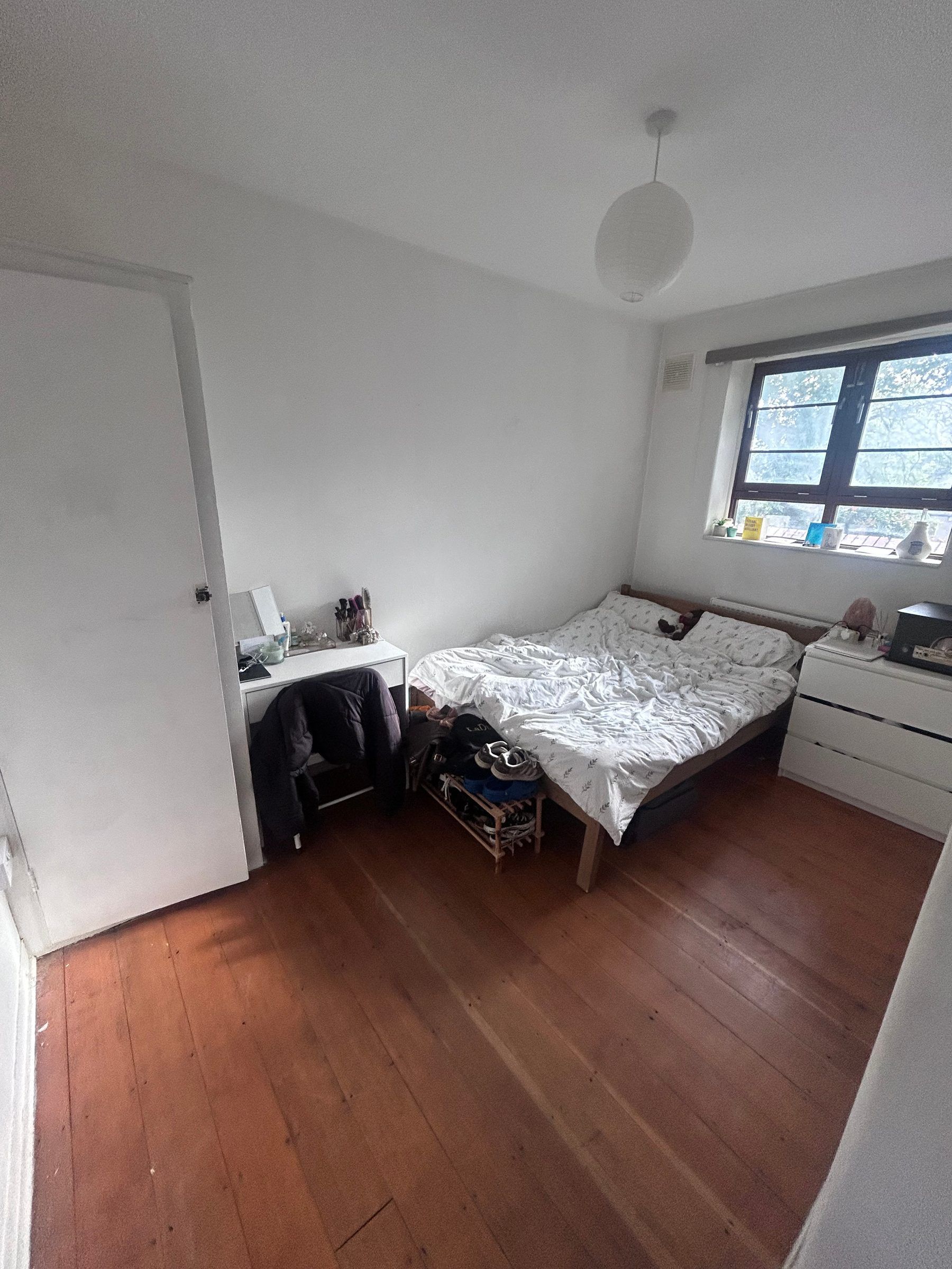 2 Sizeable Double Rooms in Clapham House - Bedroom 1