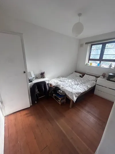 2 Sizeable Double Rooms in Clapham House - Bedroom 1