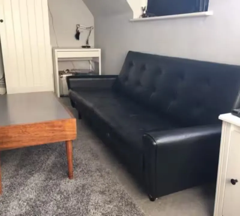 One bedroom flat, near 2 stations, shops & park