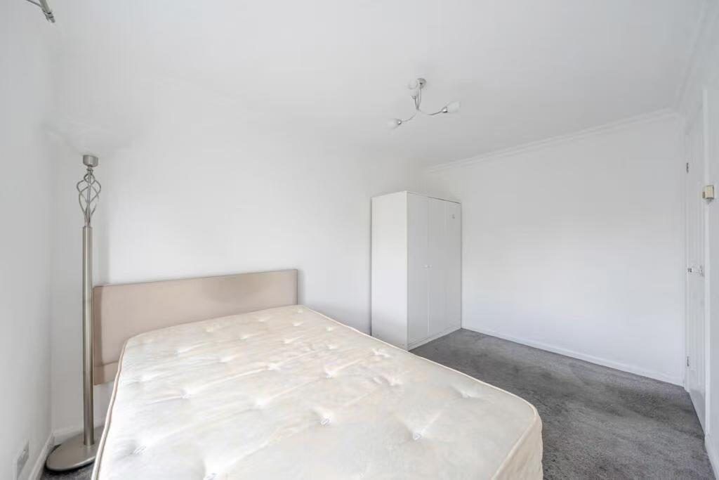 Furnished 1-Bedroom Apartment in Central Lewisham, London SE13