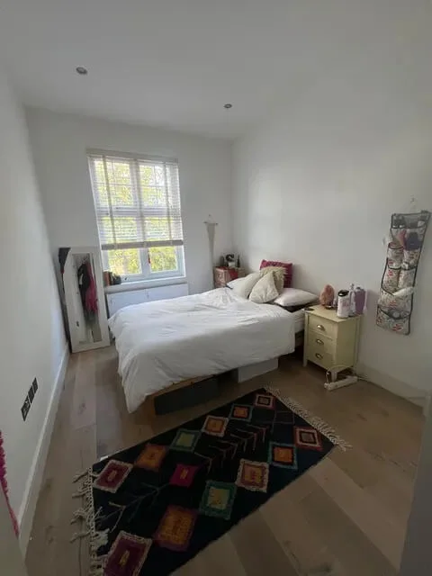 One Short Term Private Room in Barnes