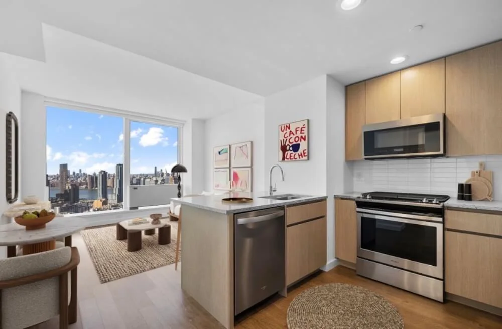 Unobstructed manhattan view apartment with walk in closet