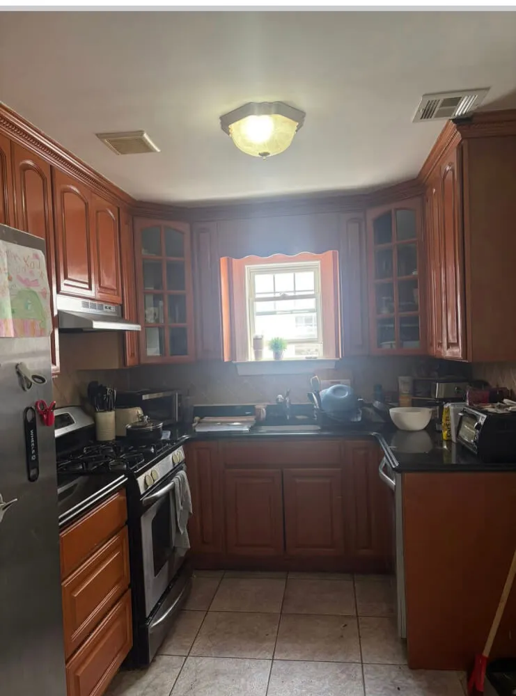 Single Room Available for 5 month sublease- Right outside St.Johns University, Queens. 20 Minute commute into Manhattan