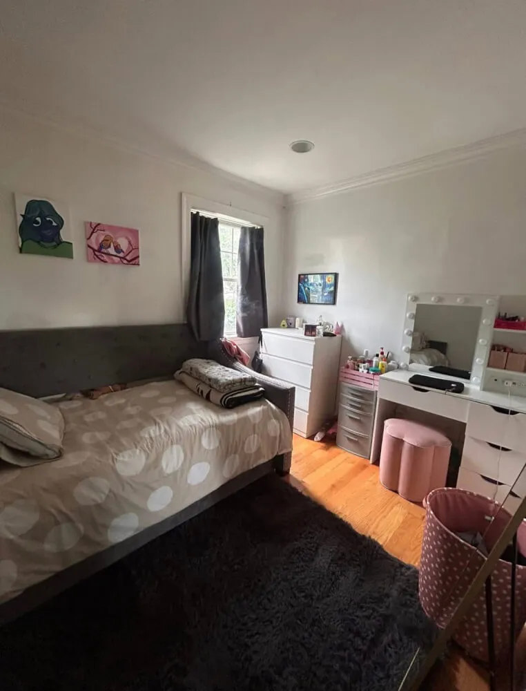 Single Room Available for 5 month sublease- Right outside St.Johns University, Queens. 20 Minute commute into Manhattan
