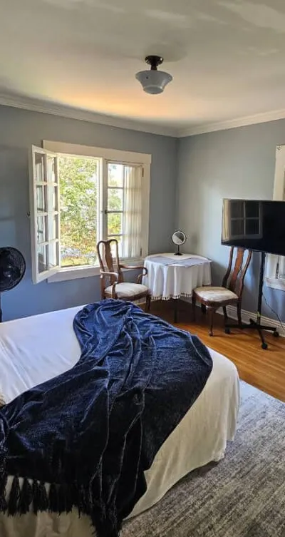 Private furnished room available - Bedroom 1