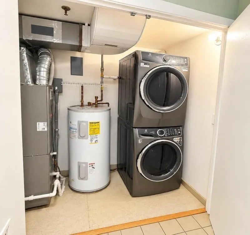 Modern 2B2B in Cambridge near Kendall/MIT | Private Patio & Deck | Parking Included