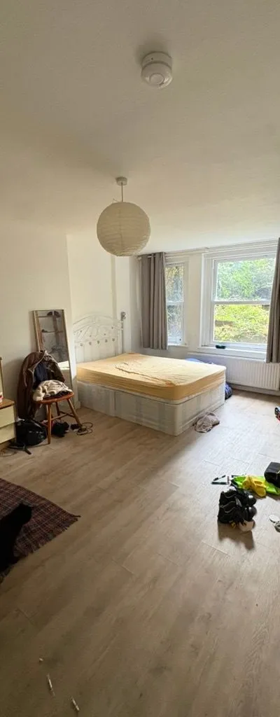 Very Large Room in Finsbury Park