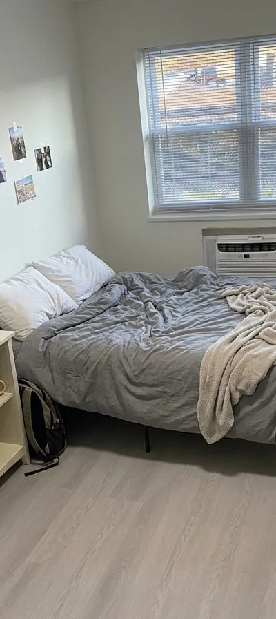 Room in 3BR2BA Apt mins> M R Elmhurst Ave Station