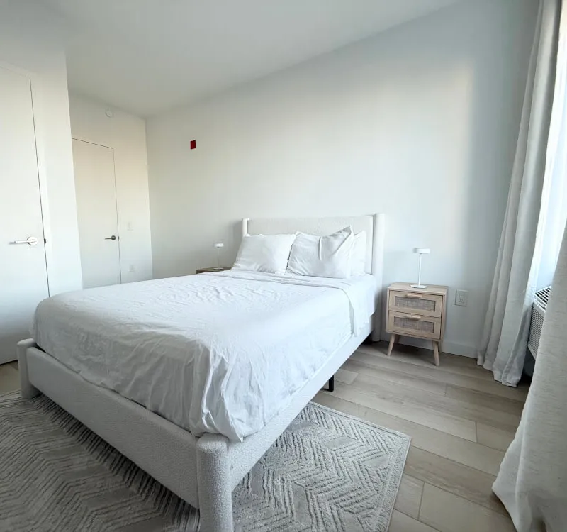 New High End 1 bed + Den 15 min from NYC
