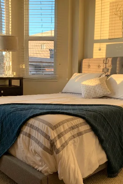 Beautiful & Sunny 2 Bedroom Apartment - w/Private Parking, Roof Deck, Laundry!