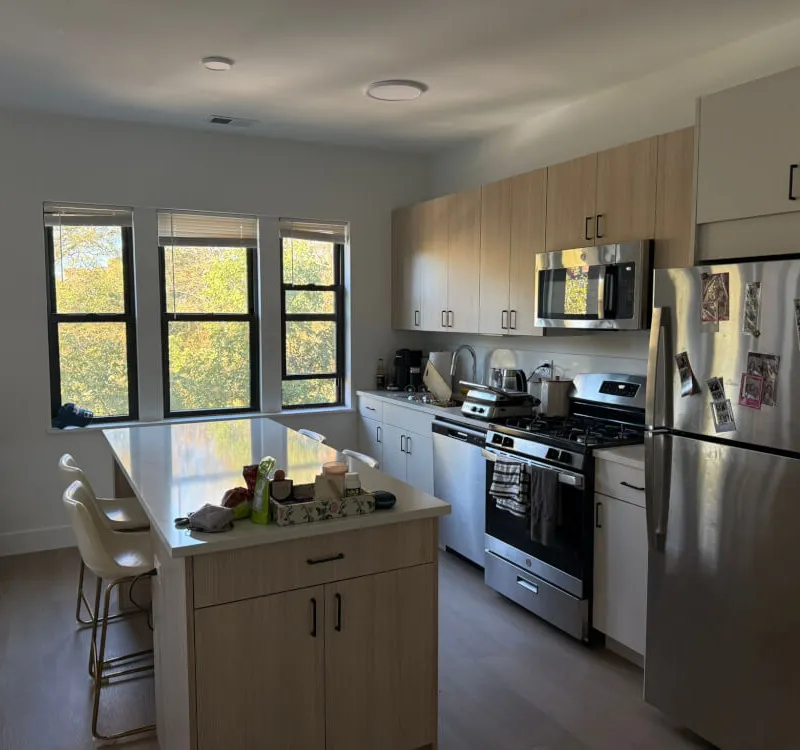Room in newly renovated spacious apartment 5 min walk from campus