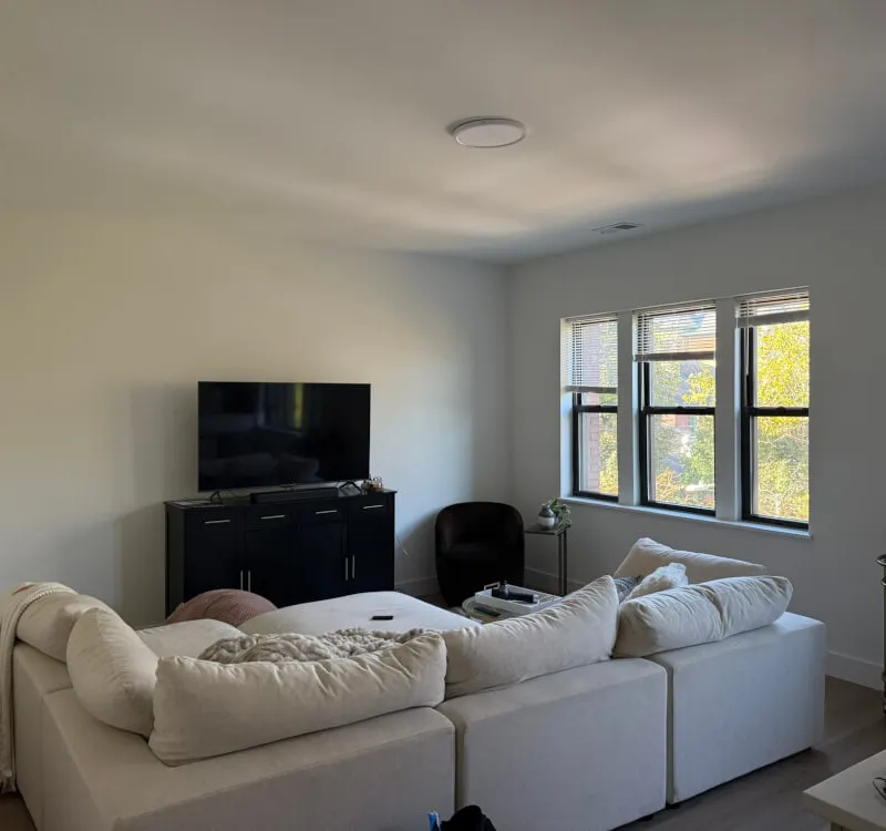 Room in newly renovated spacious apartment 5 min walk from campus