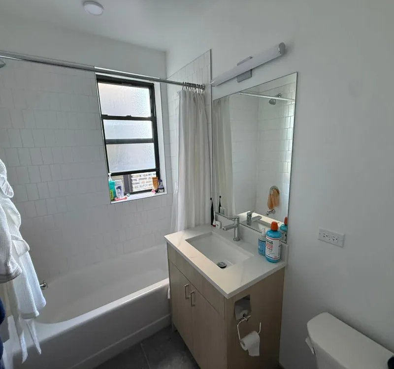 Room in newly renovated spacious apartment 5 min walk from campus