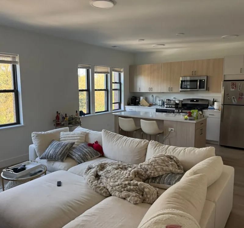 Room in newly renovated spacious apartment 5 min walk from campus