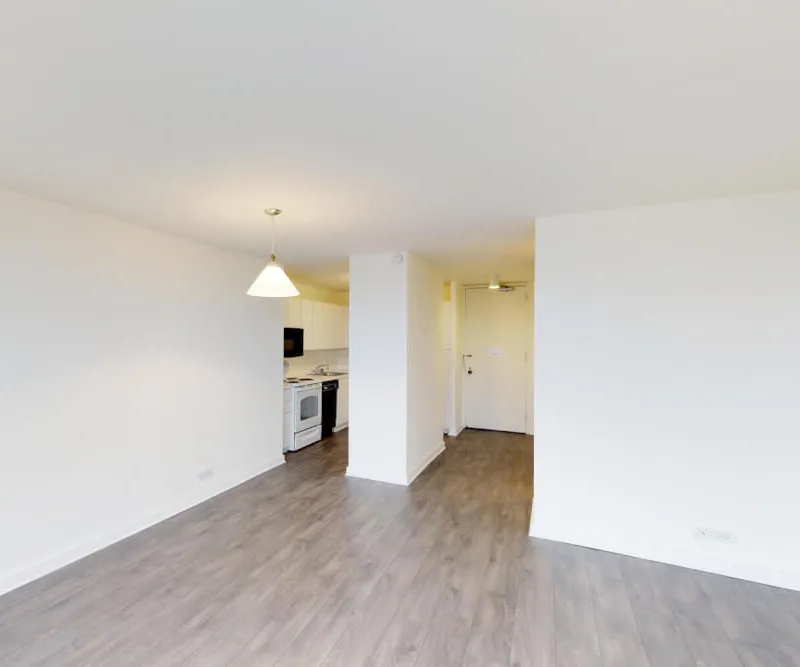 Lakefront High-Floor 1B1B (725 sq ft) at Regents Park | Direct UChicago Bus | Discounted Sublet