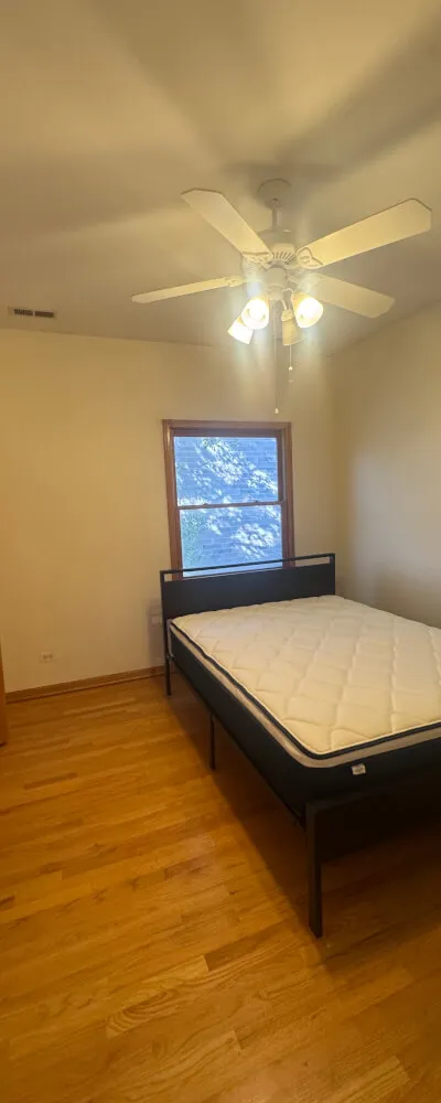 Room Available for Sublease in Lincoln Park, Chicago.