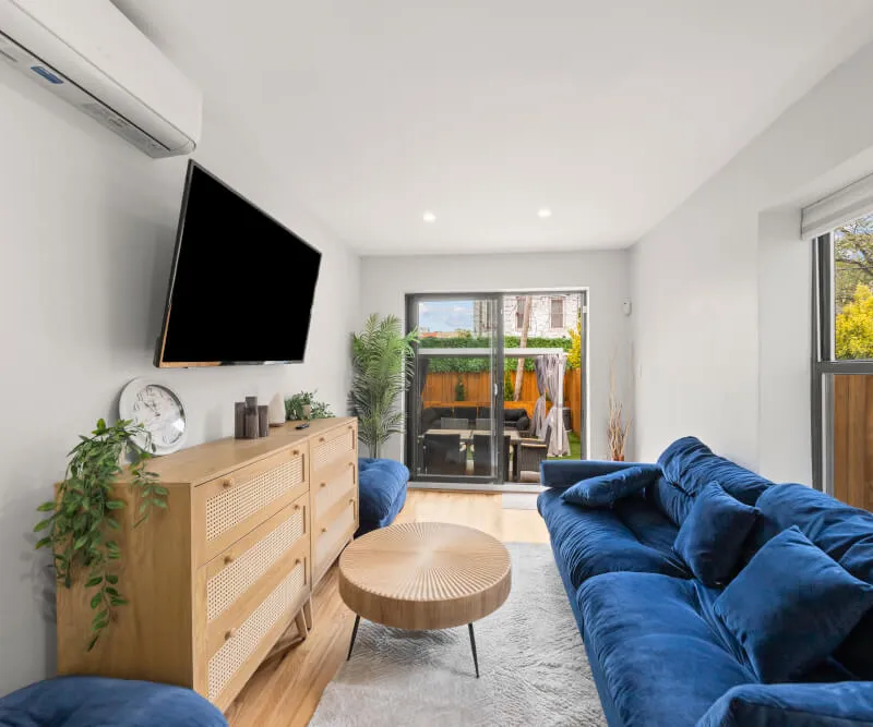 Cozy Garden Apt, in-unit laundry, WiFi, near transit - Bedroom 2