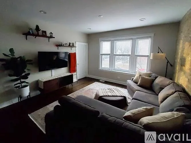 3 Bed / 2 Bath Lakeview Sublet near Paulina Brown Line