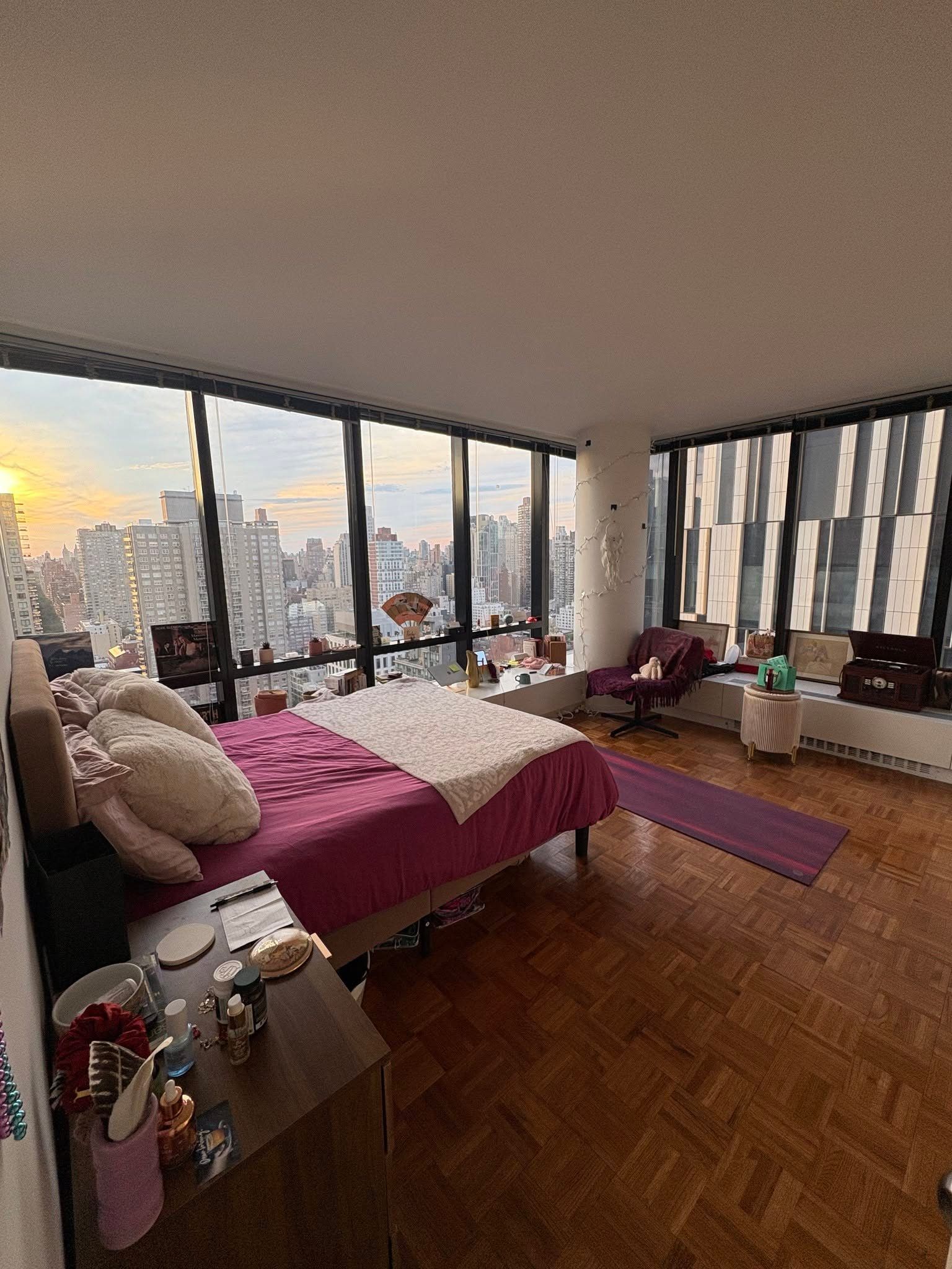 Spacious UES Room with West-Facing Skyline Views