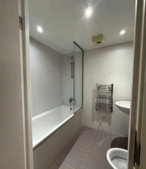 Deptford Bridge 2B1B | 1-Min Walk to DLR | Gym & Pool | Furnished | Long-Term