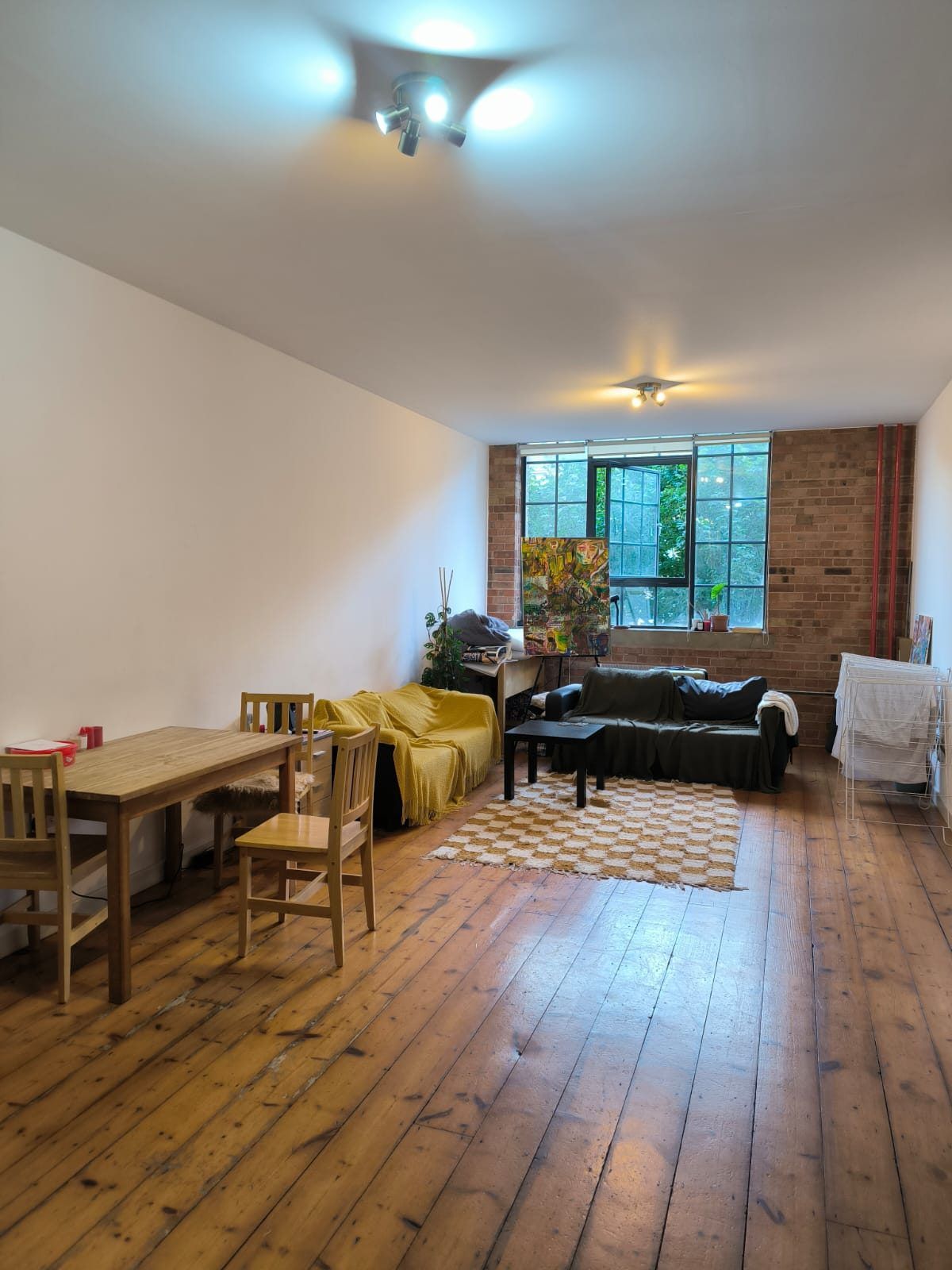 Cozy double room in spacious open-plan flat E1
