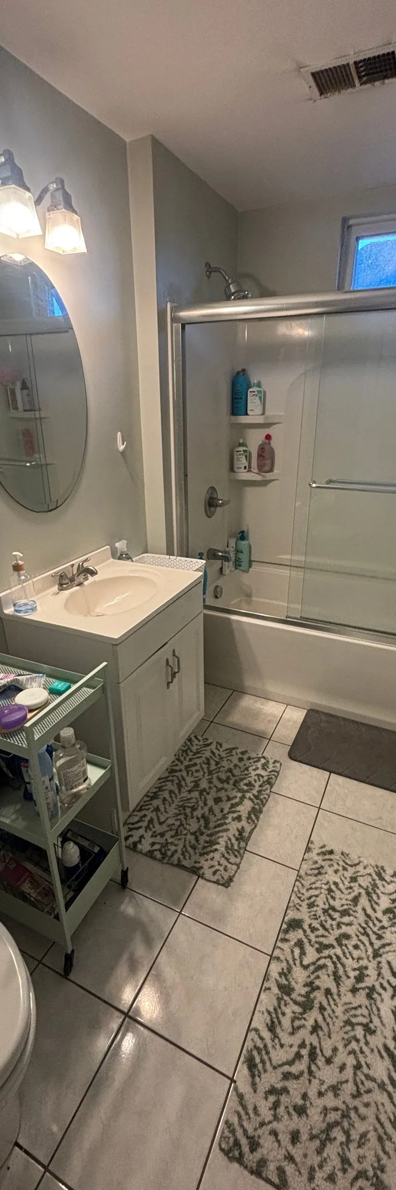 Cozy furnished private room in a Somerville house near transit