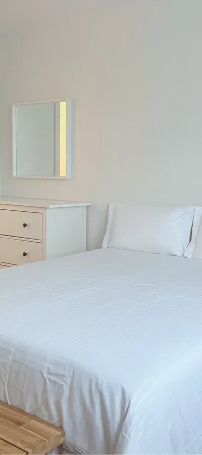 Private Room with bathroom in Woodside!