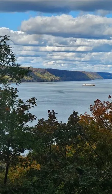 Hudson River Views: Sunlit 950 sq ft 2BR in Pre-War Elevator/Doorman Building (Nov 1 – Apr 30)