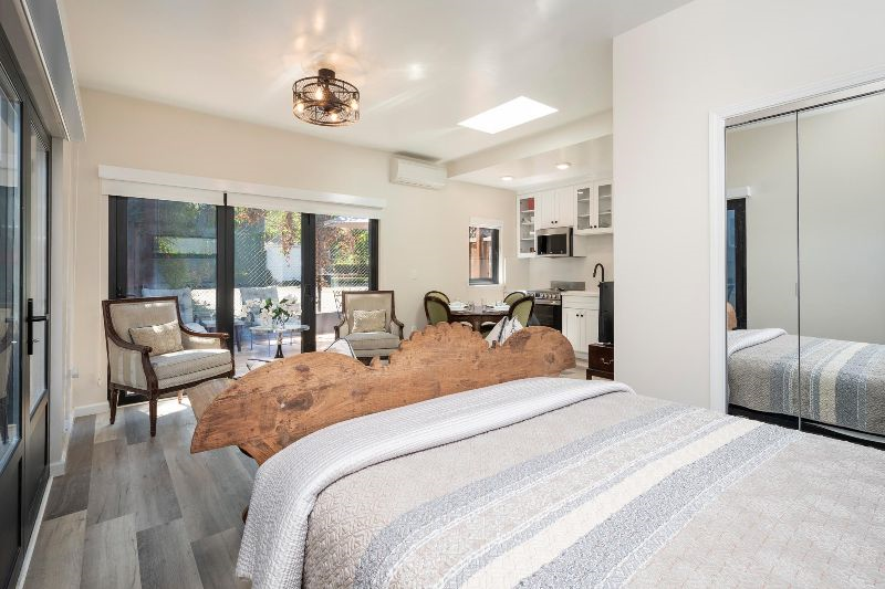Designer studio cottage nestled amidst centrally located San Mateo Park