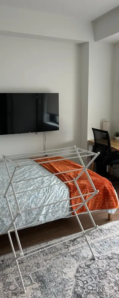 Cozy furnished room in East Cambrige right next to Green line