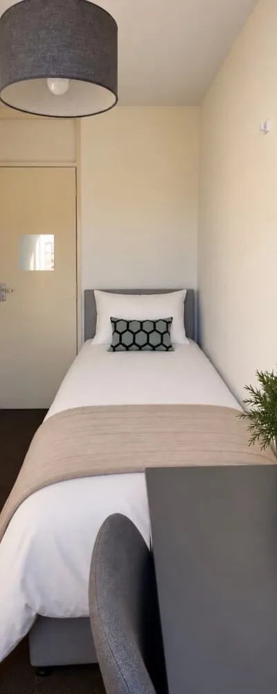 Private Room in E2 Available Now